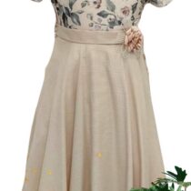 96 % polyester, 4 % élasthanne (doux, soyeux)
Doublure : 100 % coton (voile doux avec volant en filet)
Fermetures à glissière et ceinture à l'arrière
Longueur sous le genou