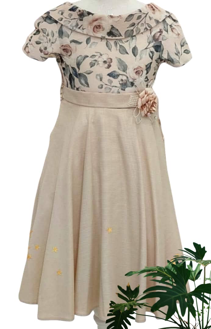 96 % polyester, 4 % élasthanne (doux, soyeux)
Doublure : 100 % coton (voile doux avec volant en filet)
Fermetures à glissière et ceinture à l'arrière
Longueur sous le genou