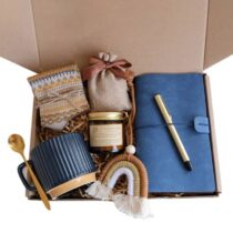 Détails du coffret:

Tasse avec cuillère

Fleur sèches

Agenda avec Bic

Pommade

Echarpe