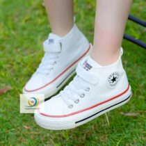 Toutes les caractéristiques classiques de la All Star, de l'écusson All Star au niveau du talon à la semelle en caoutchouc vulcanisé, arborent les coloris classiques
Pointure: 25 à  37