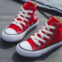 Toutes les caractéristiques classiques de la All Star, de l'écusson All Star au niveau du talon à la semelle en caoutchouc vulcanisé, arborent les coloris classiques
Pointure: 25 à  37