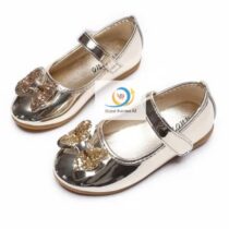 Dessus : simili-cuir
Doublure : cuir
Semelle intérieure : cuir
Semelle extérieure : élastomère
Pointure :22 au 37