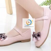 Bouts arrondis avec petit nœud classique sur l'avant de la chaussure - Semelle extérieure antidérapante - Petit talon carré de 0.5 cm
Pointure : 24 au 30