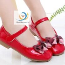 Bouts arrondis avec petit nœud classique sur l'avant de la chaussure - Semelle extérieure antidérapante - Petit talon carré de 0.5 cm
Pointure : 24 au 30