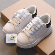 Doublure : 100 % polyester ; Semelle intérieure : 100 % polyester ; Semelle extérieure : 100 % caoutchouc
Pointure : 22 à 37