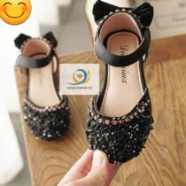 Style Princesse Étincelante : Lorsque votre petite princesse souhaite des chaussures qui la font se sentir comme une reine, c’est la paire qu’elle choisira ! Agrémentées de touches magiques comme un bout recouvert de paillettes et des straze, ces petits talons ajoutent une touche adorable à toute tenue élégante !