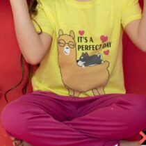 •  T-shirts col rond
 • Manches courtes
 •  1 T-shirt avec motif chameau imprimée devant + Pantalons unis à taille élastiquée