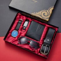 Détails du coffret:

Ceinture

Porte clé

Lunette de soleil

Montre

Porte monnaie