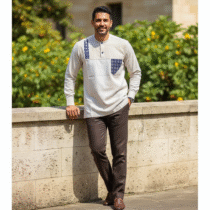 Chemise homme en pagne beige tissé – Élégance moderne et inspiration traditionnelle africaine. Parfaite pour occasions spéciales et vêtements quotidiens.
❀ Tissu en coton tissé de qualité : Respirabilité assurée
❀ Motifs bleu marine uniques : Élégance moderne
❀ Coupe ample confortable : Liberté de mouvement garantie