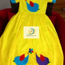 Robe fille cérémonie jaune 3 ans, bazin brodée oiseaux, élégante et légère, parfaite pour mariage, anniversaire ou fête estivale, coupe ample confortable.
❀ Matière : coton léger, confortable et respirant
❀ Couleur : jaune