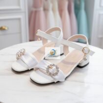 Chaussures fille blanches à petit talon, élégantes et confortables pour cérémonies, mariage, ou quotidien, pointure 24 à 37, bride dorée et nœud strass.
❀ Pointures disponibles : 24 à 37, petit talon pour filles
❀ Matière : cuir ou similicuir de qualité, confortable et durable
❀ Couleur : Blanche
