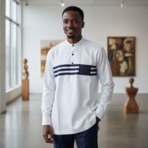 Chemise homme coton blanche élégante à col mao, manches longues, bande noire en pagne tissé, parfaite pour un look chic et moderne en toutes occasions. ❀ Col mao moderne et bande noire graphique en pagne tissé ❀ Couleur blanche éclatante, détails noirs contrastés ❀ Tissu coton léger et respirant, idéal printemps-été
❀ Couleur : Blanche