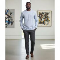 Chemise homme coton bleu clair col rond élégante, manches longues, pagne tissé, coupe droite confortable, idéale pour un style casual chic ou bureau. ❀ Taille M : convient à une morphologie standard, coupe droite pour plus de confort ❀ Couleur : bleu clair avec fines rayures blanches et poche poitrine imprimée ❀ Tissu léger et respirant, parfait pour un usage quotidien
❀ Couleur : Bleu clair