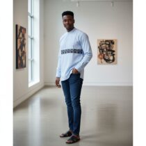 Chemise homme coton bleu clair XL à col mao, coupe ample, avec bande tissée noire et blanche élégante, idéale pour un style chic et traditionnel. ❀ Taille XL, coupe droite et ample, col mao moderne ❀ Couleur bleu clair avec bande décorative noire et blanche ❀ Tissu coton léger et respirant, facile d’entretien
❀ Couleur : Bleu clair