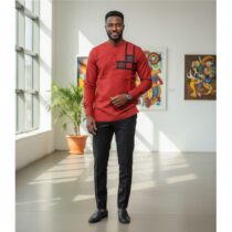 Découvrez la chemise homme coton rouge élégante, un incontournable pour tous ceux qui souhaitent allier raffinement, confort et originalité dans leur garde-robe. Cette chemise homme coton rouge, confectionnée dans un tissu de haute qualité, séduit immédiatement par sa teinte rouge brique chaleureuse et ses finitions soignées. Le col mao moderne, sans rabat, rehaussé de trois boutons noirs, apporte une touche de sophistication subtile à cette pièce unique. Pensée pour les hommes exigeants, cette chemise col mao homme associe un style traditionnel inspiré du pagne tissé à une allure contemporaine. Le motif graphique noir, délicatement placé sur le haut gauche, confère à cette chemise élégante homme manches longues une note d’originalité discrète qui attire les regards sans jamais en faire trop. Sa texture légèrement froissée, typique du coton naturel, garantit un confort absolu et une sensation de légèreté sur la peau, idéale pour être portée au quotidien ou lors d’occasions spéciales. Plus qu’une simple chemise, cette tunique homme pagne tissé se distingue par sa polyvalence. Elle s’adapte aussi bien à un style décontracté, portée sur un pantalon en lin, qu’à un look plus habillé pour un événement culturel ou une cérémonie. Grâce à sa coupe droite et à ses manches longues, elle met en valeur toutes les morphologies et offre une grande liberté de mouvement. Ce vêtement homme coton confortable est parfait pour ceux qui recherchent une chemise rouge brique homme à la fois pratique et élégante. Adoptez dès aujourd’hui cette chemise graphique homme originale, qui marie tradition et modernité pour vous offrir un vêtement unique. Laissez-vous séduire par la qualité de son tissu, l’authenticité de ses motifs et le style intemporel de cette chemise homme style moderne et classique. Faites le choix d’une chemise traditionnelle homme rouge qui valorise votre personnalité et accompagne chacun de vos moments importants. N’attendez plus pour apporter une touche d’élégance et de caractère à votre collection de vêtements homme !