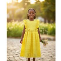 Robe bazin enfant jaune 7 ans, brodée main, idéale fêtes et cérémonies. Style élégant, coton aéré, confort pour l’été, ourlet festonné, volants épaules. ❀ Taille adaptée pour enfant 7 ans, coupe évasée avec volants épaules et ourlet festonné ❀ Couleur jaune poussin éclatant, broderie anglaise artisanale ❀ Matière coton léger, agréable et respirant pour l’été
❀ Couleur : JAUNE POUSSIN