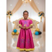 Robe bazin fille 5 ans rose fuchsia brodée, idéale pour cérémonie, fête ou événement, coupe ample et finitions dentelle jaune, confort et élégance. ❀ Taille : 5 ans, coupe ample confortable pour enfant ❀ Couleur : Rose fuchsia avec broderies multicolores et dentelle jaune ❀ Style : Robe traditionnelle africaine enfant, parfaite pour cérémonie et fête
❀ Couleur : Rose fushia