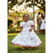 Robe fille 3 ans blanche en bazin riche brodée, élégante et confortable, idéale pour cérémonie, mariage ou fête. Broderie artisanale colorée.
❀ Matière : Coton léger et respirant, parfait pour l’été
❀ Couleur : Blanche