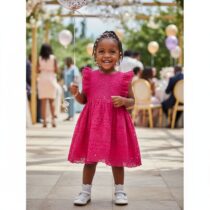 Robe fille 3 ans rose fushia brodée, élégante avec volants, idéale pour cérémonie ou anniversaire, confection coton broderie anglaise, style chic enfant. ❀ Taille : 3 ans, coupe droite légèrement évasée pour un grand confort ❀ Couleur : Rose fushia éclatant, tissu coton broderie anglaise avec volants ❀ Usage : Parfaite pour anniversaire, cérémonie, événements ou été
❀ Couleur : Rose fushia