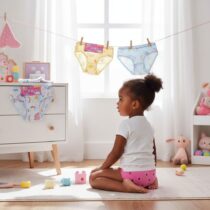 Lot de 3 slips fille 2 ans en coton doux, motifs floraux et licornes, confortables et colorés, parfaits pour le quotidien des enfants de 2 à 3 ans.

❀ Coton doux et respirant, coupe classique pour un maintien optimal
❀ Coloris variés : blanc, rose, jaune, rouge avec motifs floraux et licornes
❀ Taille adaptée aux filles de 2/3 ans, matière extensible pour plus de confort