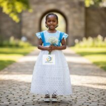 Robe cérémonie fille bleu élégante 4 ans, idéale mariage et baptême, manches volants, jupe longue en dentelle blanche, style raffiné et confortable. ❀ Taille : adaptée pour enfant 4 ans ❀ Couleurs : bleu clair et blanc, jupe en dentelle ajourée ❀ Matières : corsage coton doux, jupe dentelle légère
❀ Couleur : Bleu