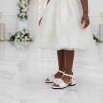 Chaussures fille cérémonie blanches avec petit talon, perles et tulle, idéales pour mariage ou fête. Tailles 24-37. Élégance, confort et raffinement.
❀ Tailles disponibles : du 24 au 37, parfaites pour enfants et petites filles
❀ Semelle antidérapante, talon bas confortable pour cérémonie ou mariage
