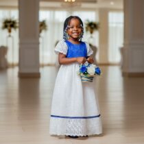 Robe cérémonie fille 2 ans en coton brodé blanc et bazin riche bleu bic, idéale pour occasions spéciales, confortable et élégante, style chic. ❀ Taille : 2 ans, idéale pour enfant ❀ Couleur : blanche et bleu bic, broderie anglaise raffinée ❀ Matières naturelles, robe légère et respirante
❀ Couleur : Blanche