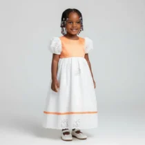 Robe cérémonie fille 3 ans blanche en broderie anglaise et bazin orange, idéale pour mariage, baptême ou anniversaire, élégante et confortable. ❀ Taille : 3 ans, coupe élégante adaptée aux événements spéciaux ❀ Couleurs : Blanche avec haut orange et liseré orange sur la jupe ❀ Matière : Broderie anglaise et coton satiné pour un confort optimal
❀ Couleur : Blanche