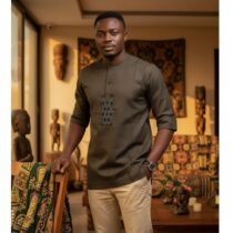 Chemise homme coton marron foncé col mao, élégante avec pagne tissé, manches longues, style moderne confortable, parfaite pour un look casual chic. ❀ Chemise ample à manches longues, col mao, coupe droite, idéale pour toutes les morphologies ❀ Couleur : marron foncé, détails tissés artisanaux, allure élégante et moderne ❀ Tissu coton doux et respirant, agréable à porter au quotidien
❀ Couleur : Marron foncé