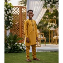 Costume africain garçon jaune moutarde élégant, ensemble cérémonie brodé en coton confortable, idéal événement spécial ou look traditionnel enfant. ❀ Ensemble cérémonie élégant brodé, coupe droite, manches longues, col rond ❀ Couleur jaune moutarde vive avec surpiqûres noires contrastantes ❀ Tissu coton léger et respirant pour un confort optimal toute la journée
❀ Couleur : Jaune moutarde