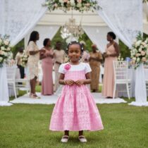 Robe cérémonie fille 3 ans rose, brodée, en coton léger, idéale pour mariage, baptême ou anniversaire, confort et élégance pour occasions spéciales. ❀ Taille : adaptée aux filles de 3 ans ❀ Couleur : rose clair avec fleur rose vif, broderie anglaise ajourée ❀ Matière : coton léger, parfaite pour la saison chaude
❀ Couleur : Rose