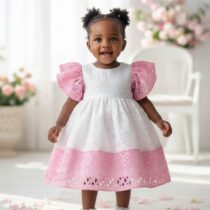 Robe cérémonie fille 1 an blanche et rose, brodée, élégante pour mariage, baptême ou anniversaire. Confortable, chic et idéale été pour bébé fille. ❀ Taille : adaptée pour bébé fille 1 an ❀ Couleur : blanche et rose clair, détails brodés ajourés ❀ Matière : coton doux, confortable et respirant
❀ Couleur : Blanche et rose