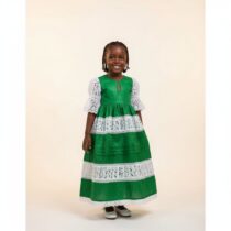 Robe cérémonie fille 3 ans vert Senegal en coton, broderie blanche élégante, coupe longue, parfaite pour mariage, baptême ou fête traditionnelle africaine.
❀ Matière : coton doux et respirant, idéal pour les occasions spéciales
❀ Couleur : vert senegal
