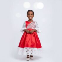 Robe cérémonie fille jaune élégante 3 ans en dentelle, idéale pour mariage, baptême ou anniversaire. Chic, confortable et raffinée pour toutes les occasions. ❀ Taille : 3 ans, coupe ample et cintrée pour un confort optimal ❀ Couleur : jaune lumineux avec détails en dentelle élégante ❀ Usage : parfaite pour mariage, baptême, anniversaire et événements festifs
❀ Couleur : jaune