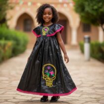 Robe fille cérémonie noire 6 ans en bazin coton, brodée de motifs colorés, idéale pour occasions spéciales et événements traditionnels.
❀ Style folklorique traditionnel, parfaite pour fêtes et cérémonies
❀ Couleur : NOIRE
