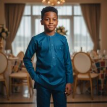 Ensemble costume africain garçon bleu vert, tunique et pantalon manches longues en coton, idéal cérémonie, mariage, événement ou tenue traditionnelle enfant. ❀ Ensemble 2 pièces : tunique col rond et pantalon, coupe droite confortable ❀ Couleur : bleu marine profond et vert, détails brodés raffinés ❀ Tissu coton doux, léger et agréable à porter
❀ Couleur : Bleu vert