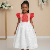 Robe cérémonie fille 3 ans blanche et bazin saumon chic, idéale mariage, baptême ou anniversaire, alliant élégance, confort et détails raffinés. ❀ Taille : adaptée aux filles de 3 ans ❀ Couleurs : haut saumon, détails rouges, jupe blanche ajourée ❀ Robe légère, confortable et élégante pour événements spéciaux
❀ Couleur : Blanche
