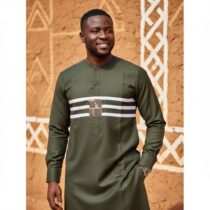 Chemise homme coton vert foncé élégante, manches longues, col rond sans col, pagne tissé, idéale tenue formelle ou traditionnelle, taille M, confortable. ❀ Taille M, coupe droite, col rond sans col ❀ Couleur vert foncé avec bandes blanches et motif discret ❀ 100% coton, tissu confortable et résistant
❀ Couleur : vert foncé