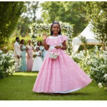 Robe cérémonie fille 8 ans en bazin blanc et broderie rose, longue, coton léger, idéale mariage, baptême, fête champêtre, élégante et confortable.
❀ Matière : coton broderie anglaise, légère et respirante
❀ Couleur : ROSE