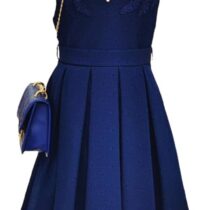 Nous vous présentons ses détails ci dessous  :

- couleur bleu marine (nuance identique à la photo)

- bretelle large avec bustier doublé 

- taille marquée par une ceinture à nouer au dos

- le bas de la jupe présente des motifs assortis à son bustier

Composition 100% polyester, instructions de lavage sur les étiquettes