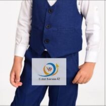 Gilet avec 2 poches passepoilées; chemise à manches longues; pantalon long; nœud papillon assorti