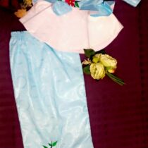 Ensemble bazin riche fille 12 ans bleu clair brodé, idéal pour cérémonie ou mariage, alliant tradition africaine et élégance moderne, taille 12 ans. ❀ Taille : 12 ans, ensemble comprenant haut manches longues et pantalon assorti ❀ Couleur : Bleu clair et blanc, motifs floraux brodés multicolores ❀ Idéal pour cérémonies, mariages, occasions spéciales enfant
❀ Couleur : Bleu claire + blanc