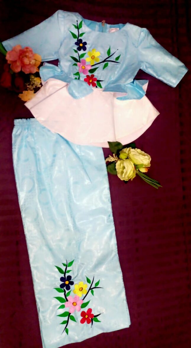 Bazin riche fille 12 ans bleu clair, ensemble cérémonie brodé élégant