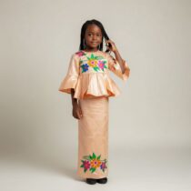 Ensemble bazin fille 5 ans orange clair, jupe et haut cérémonie brodés, idéal mariage, fête ou événement traditionnel, tissu satiné élégant et raffiné. ❀ Taille : 5 ans, coupe adaptée pour enfant fille ❀ Couleur : Orange clair avec broderies florales multicolores ❀ Tissu satiné brillant, finition artisanale haut de gamme
❀ Couleur : Orange clair