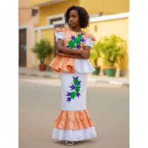 ID: 299917

Ensemble bazin riche fille 12 ans orange clair et blanc, brodé élégant, idéal cérémonie, composé d’un haut et d’une jupe pour occasions spéciales. ❀ Taille adaptée : 12 ans, coupe traditionnelle élégante, haut et jupe ajustés ❀ Couleur : orange clair et blanc avec broderies florales vertes et violettes ❀ Tissu satiné confortable, léger et raffiné pour un port agréable
❀ Couleur : Orange clair + blanc