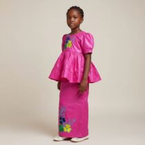 Ensemble cérémonie fille 6 ans en bazin riche rose fushia, composé d’un haut à volant brodé et d’une jupe longue, idéal pour occasions festives. ❀ Taille : 6 ans, coupe confortable adaptée aux enfants ❀ Couleur : Rose fushia éclatant avec broderies multicolores ❀ Style : Ensemble jupe et haut traditionnel élégant pour cérémonie
❀ Couleur : Rose fishia