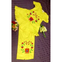 Ensemble cérémonie fille jaune 7 ans chic avec jupe et haut floral brodé, idéal pour événement habillé, confortable et élégant, couleur jaune poussin. ❀ Taille : 7 ans, ensemble composé d’une jupe et d’un haut chic ❀ Couleur : Jaune poussin avec broderies florales multicolores ❀ Matière : Tissu doux et léger, agréable à porter pour enfant