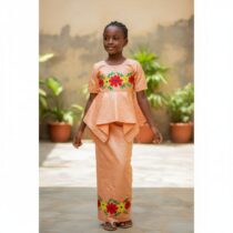 Ensemble cérémonie fille 8 ans orange avec jupe longue et haut asymétrique floral, idéal pour événement, mariage ou fête, raffiné et confortable. ❀ Taille : 8 ans, ensemble composé d’un haut et d’une jupe longue ❀ Couleur : Orange pêche clair avec broderies florales rouges, jaunes et vertes ❀ Tissu satiné brillant, coupe élégante et légère, parfait pour occasions spéciales
❀ Couleur : Orange