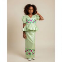 Ensemble cérémonie fille 7 ans en bazin riche vert flio, composé d’une jupe et d’un haut élégant, idéal pour fêtes et événements spéciaux enfant. ❀ Taille : 7 ans, coupe confortable adaptée aux fillettes ❀ Couleur : Vert flio pastel, broderies florales délicates ❀ Tissu bazin riche léger, agréable à porter
❀ Couleur : Vert flio