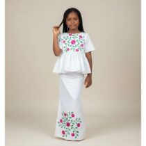 Ensemble cérémonie fille 6 ans en bazin riche blanc, composé d’une blouse brodée et d’une jupe élégante, idéal pour fête et événement spécial. ❀ Convient aux filles de 6 ans, ensemble blouse manches courtes et jupe longue ❀ Couleur blanc éclatant avec broderies rose fuchsia et vert feuilles ❀ Tissu satiné léger et confortable, broderies florales raffinées
❀ Couleur : Blanc